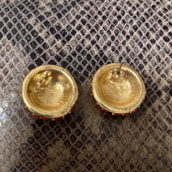 VINTAGE FAUX CORAL BUTTON POST BACK EARRINGS SET IN GOLD TONE METAL - Picture 2 of 3